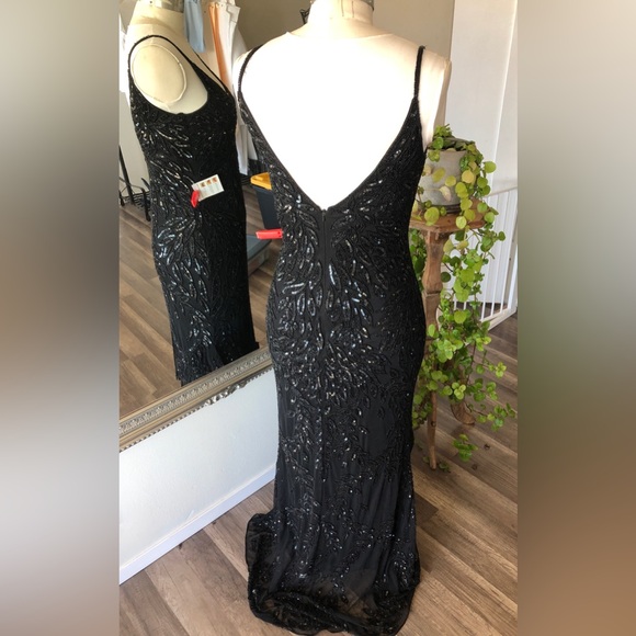 Mac Duggal Black Sequin V-Neck Floor Length Style number 5107 Size 8 - Picture 5 of 9